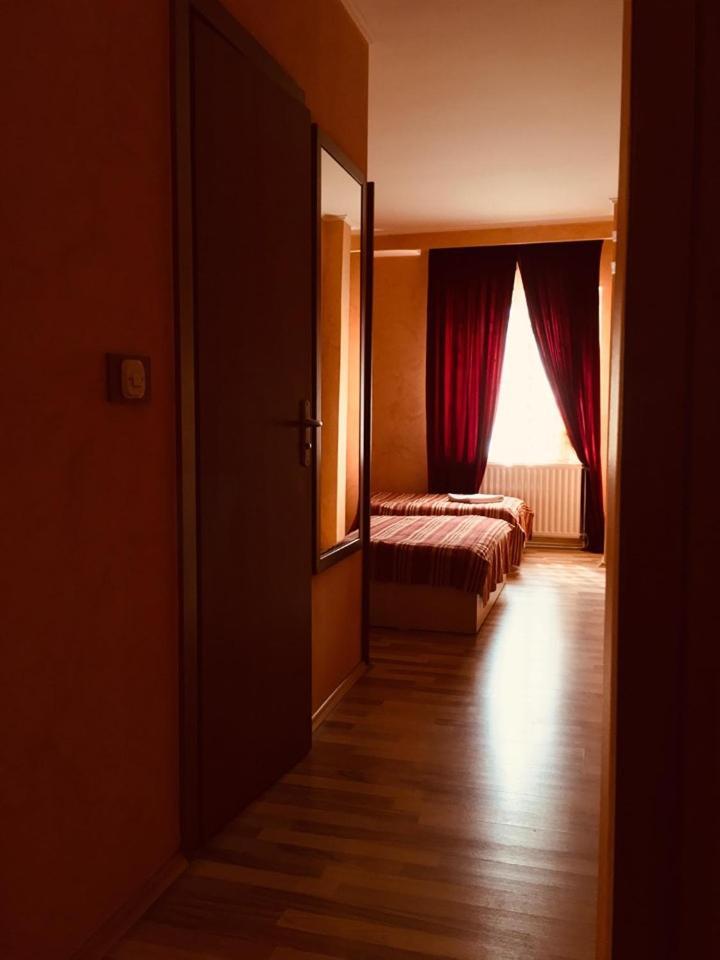 Hotel Ora Pristina Exterior photo